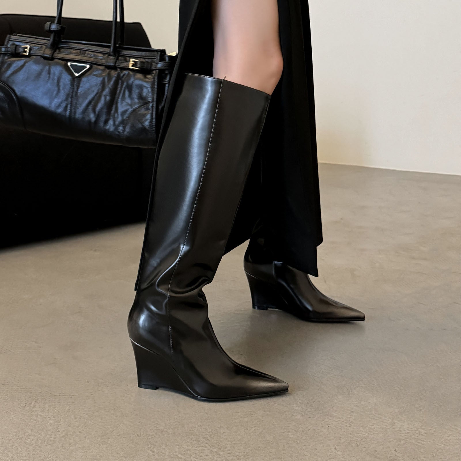 Temperament Pointed Cowhide Wedge Large Boots